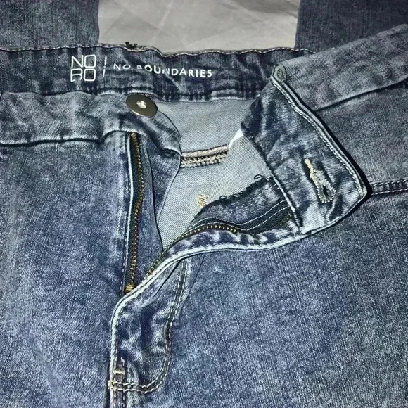🛍 4/$25 No Boundaries ripped Jeans - Picture 5 of 10